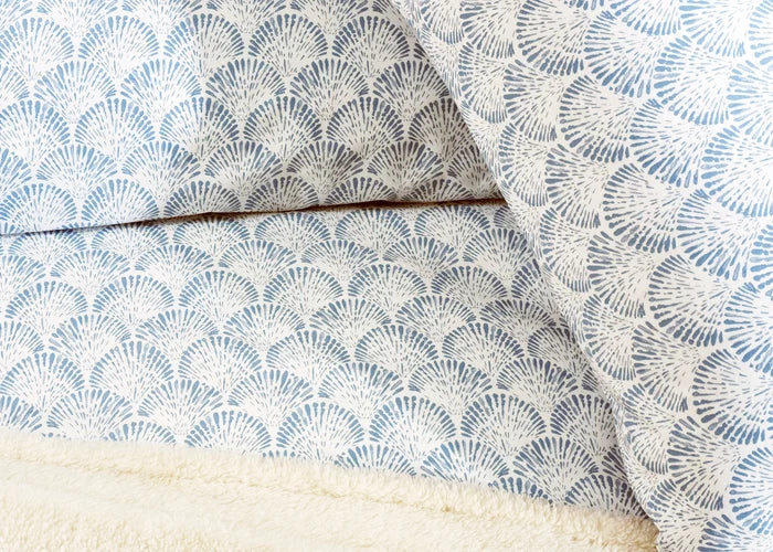6-piece duvet cover set, white and light-blue fan pattern bedding close-up