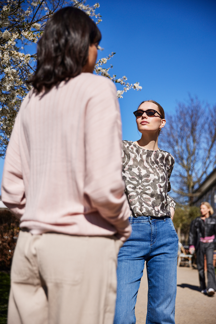 Relaxed cotton trousers in Oxford Tan by Fransa. Easy, flattering and perfect for spring styling. Shop the FRLIORA trousers at Dotique.