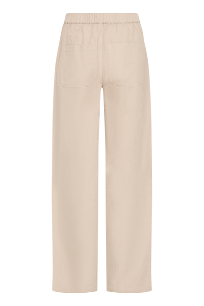 Relaxed cotton trousers in Oxford Tan by Fransa. Easy, flattering and perfect for spring styling. Shop the FRLIORA trousers at Dotique.
