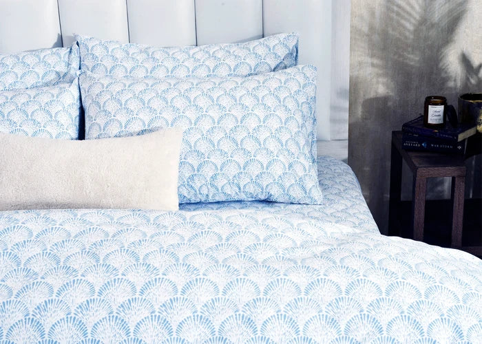 6-piece duvet cover set with fan-print pillows and duvet, light blue and white