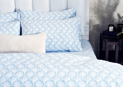 6-piece duvet cover set with fan-print pillows and duvet, light blue and white