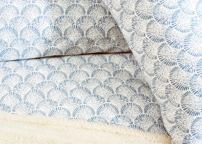 6-piece duvet cover set, white and light-blue fan pattern bedding close-up