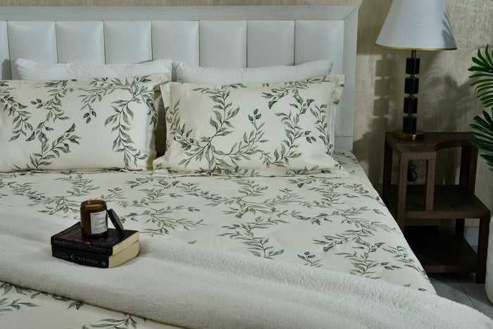 Leaf-print cotton sateen bed sheet set with two pillowcases, off-white ground and green vines