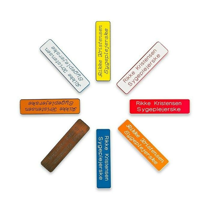 Fyrkantig namnskylt med magnet och rundade hörn
