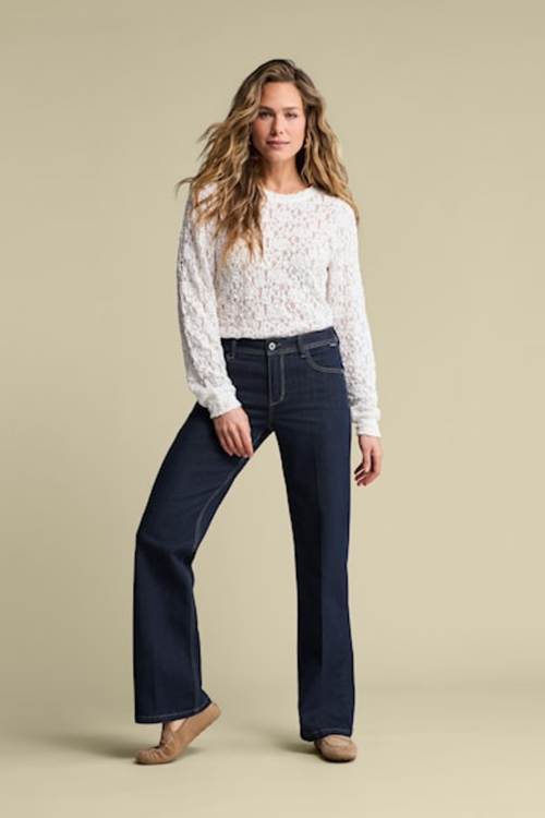 Woman wearing Red Button SRB4334C Colette 5-pockets Forever Blue L31 jeans. Shop Red Button at Dotique.