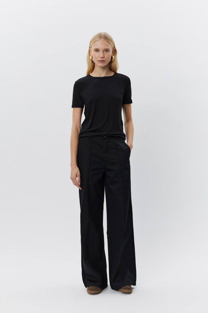 Model wearing Sofie Schnoor SNOS414 Nataliasw T‑shirt – Black by Sofie Schnoor shop at Dotique